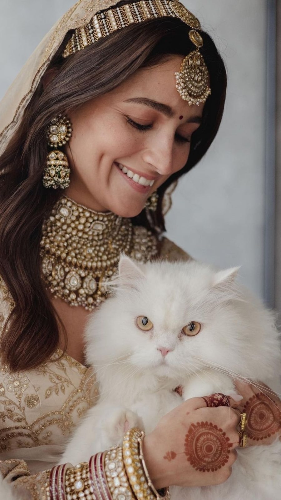 Alia_Bhatts_Adorable_Pictures_With_Her_Cat